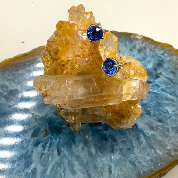 Elegant Sterling Silver Tanzanite Gemstone Center Post Earrings. - Picture 5 of 5